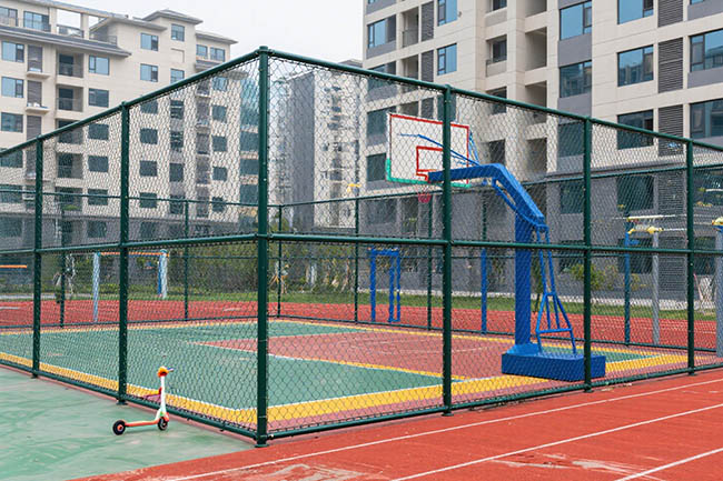 篮球场围网怎么选？犇顶围栏带你吃透高度、材质等核心标准(图1)