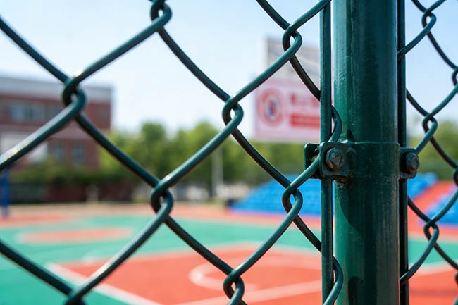 采购球场围网别当 “冤大头”！河北厂家直供，省 1/3 钱还抗 10 级风(图1)