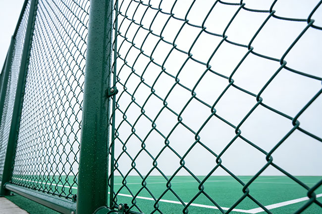 足球场围网怎么选?高度、网孔、抗冲击性的特殊要求全解析(图1) 足球场围网怎么选?高度、网孔、抗冲击性的特殊要求全解析(图1)