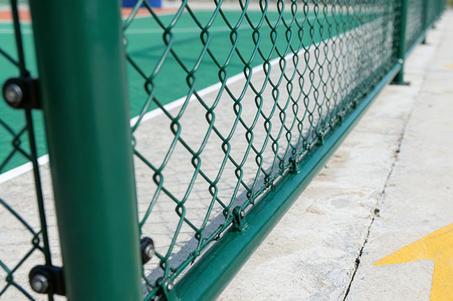 足球场围网怎么选?高度、网孔、抗冲击性的特殊要求全解析(图2) 足球场围网怎么选?高度、网孔、抗冲击性的特殊要求全解析(图2)